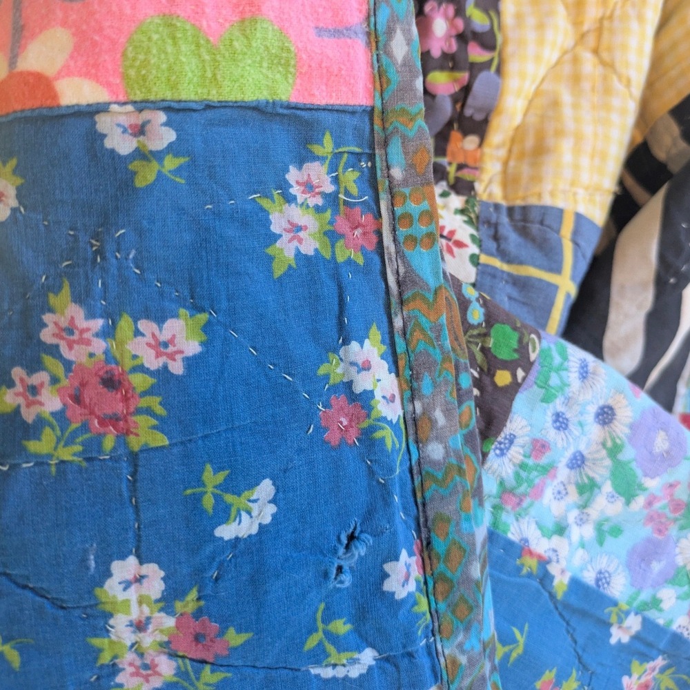 Vintage MCM 60s Large Colorful Handmade Patchwork Quilt Medieval Novelty Reverse - Picture 8 of 8